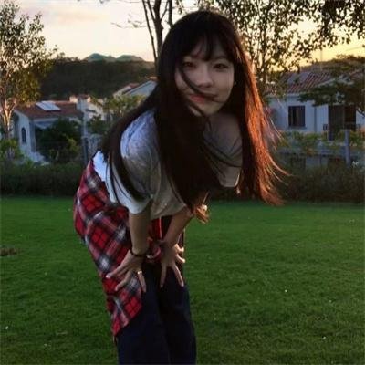 女生向前走